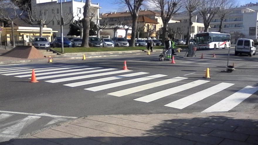 Un dels dos passos de vianants nous.