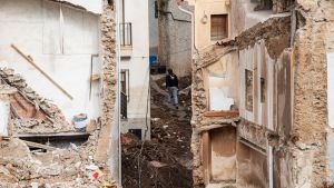 Tareas de reparación y limpieza tras el impacto de la DANA en Letur, durante la reunión para presentar el Plan Letur (2024-2028), a 4 de noviembre de 2024, en Letur, Albacete (España).