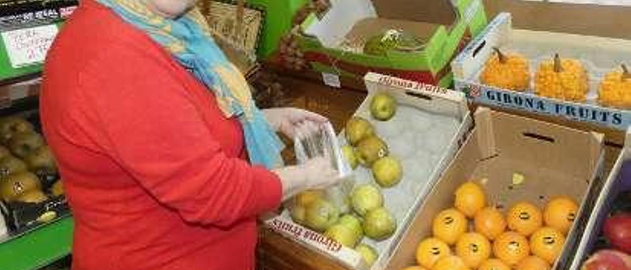 María Luisa Balmori, seleccionando fruta.