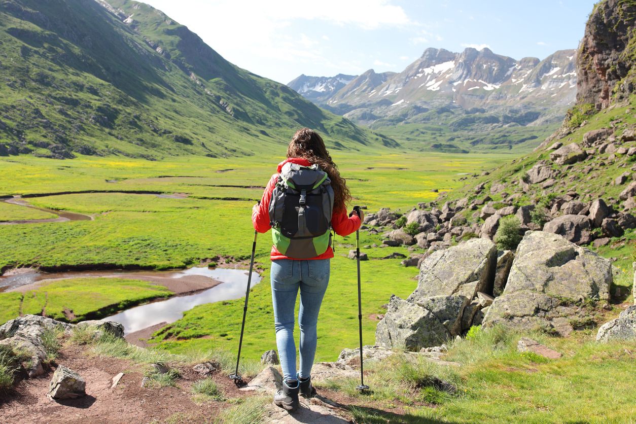 Mochilera en mitad de una zona montañosa