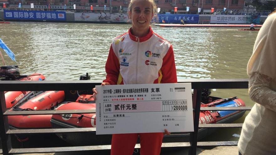 Eva Barrios con el cheque logrado tras su medalla de plata.