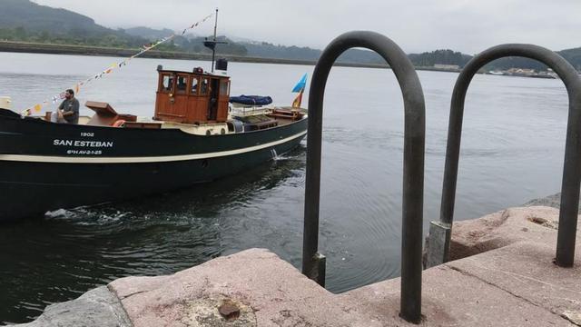 El remolcador «San Esteban», conocido como «El Vaporín», a su llegada al puerto de San Esteban, en Muros de Nalón.