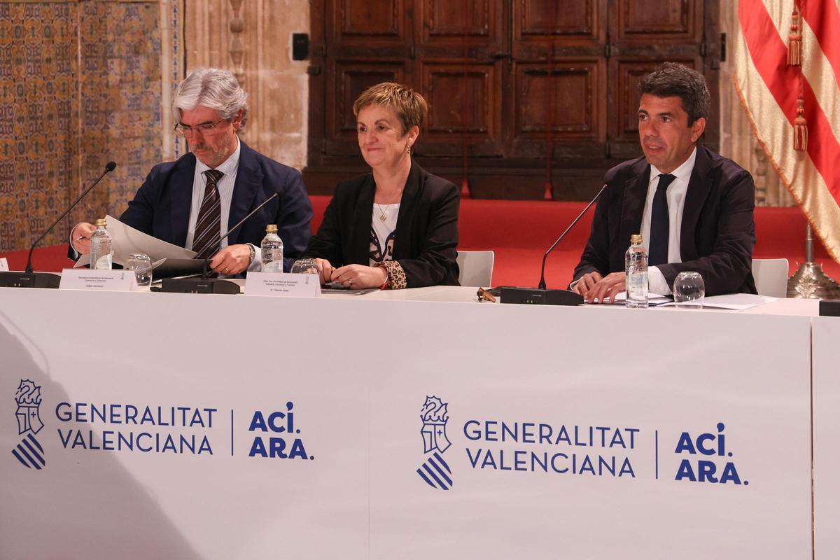 Felipe Carrasco, Marián Cano y Carlos Mazón en una reunión esta tarde con los sectores perjudicados.