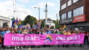 2.000 manifestantes inundan las calles de Sarajevo en la primera marcha del Orgullo LGBTI de la historia del país