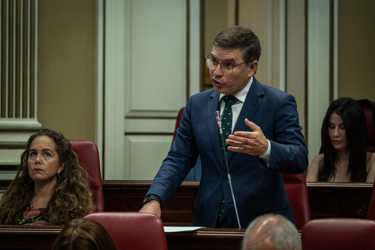 Pleno del Parlamento de Canarias Preguntas de control al presidente Fernando Clavijo sobre la crisis sanitaria del MV Hondius. Al resto de consejeros se les preguntará y comparecerán para abordar otros asuntos.