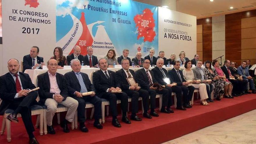 Los premiados, en primer término, y arriba la directiva de APE-Galicia, junto a las autoridades. // Rafa Vázquez