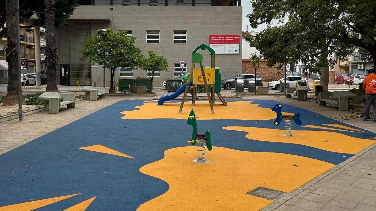 Zona de juegos infantiles en la plaza de la Ribera.