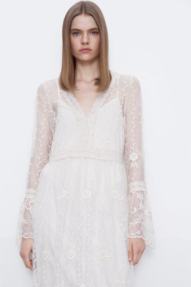 Detalle del vestido blanco con bordados para novias 'boho', de Zara