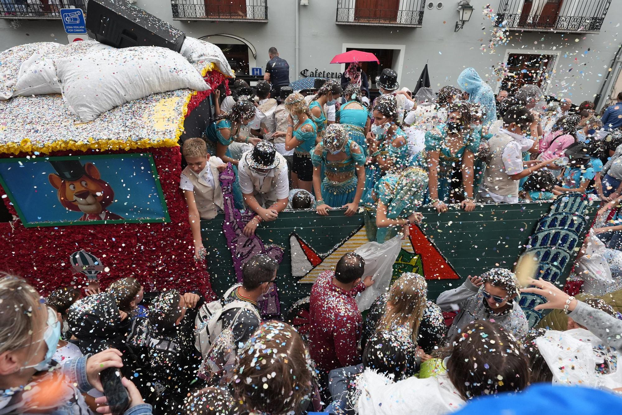 Búscate en el desfile de carrozas y disfraces de l'Anunci de Morella