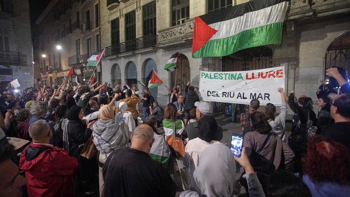 Una concentració en favor de palestina a la plaça del Vi.