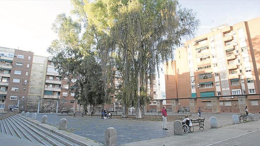 Vecinos de Santa Marina en Badajoz urgen el arreglo de la plaza de Santa Marta