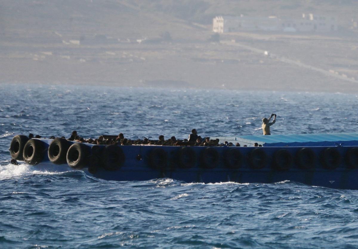 Archivo - Un barco transporta migrantes en aguas de Grecia a puerto seguro
