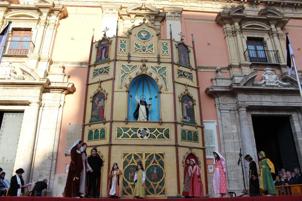 Representación del Altar de la Pila Bautismal en la Plaza de la Virgen.