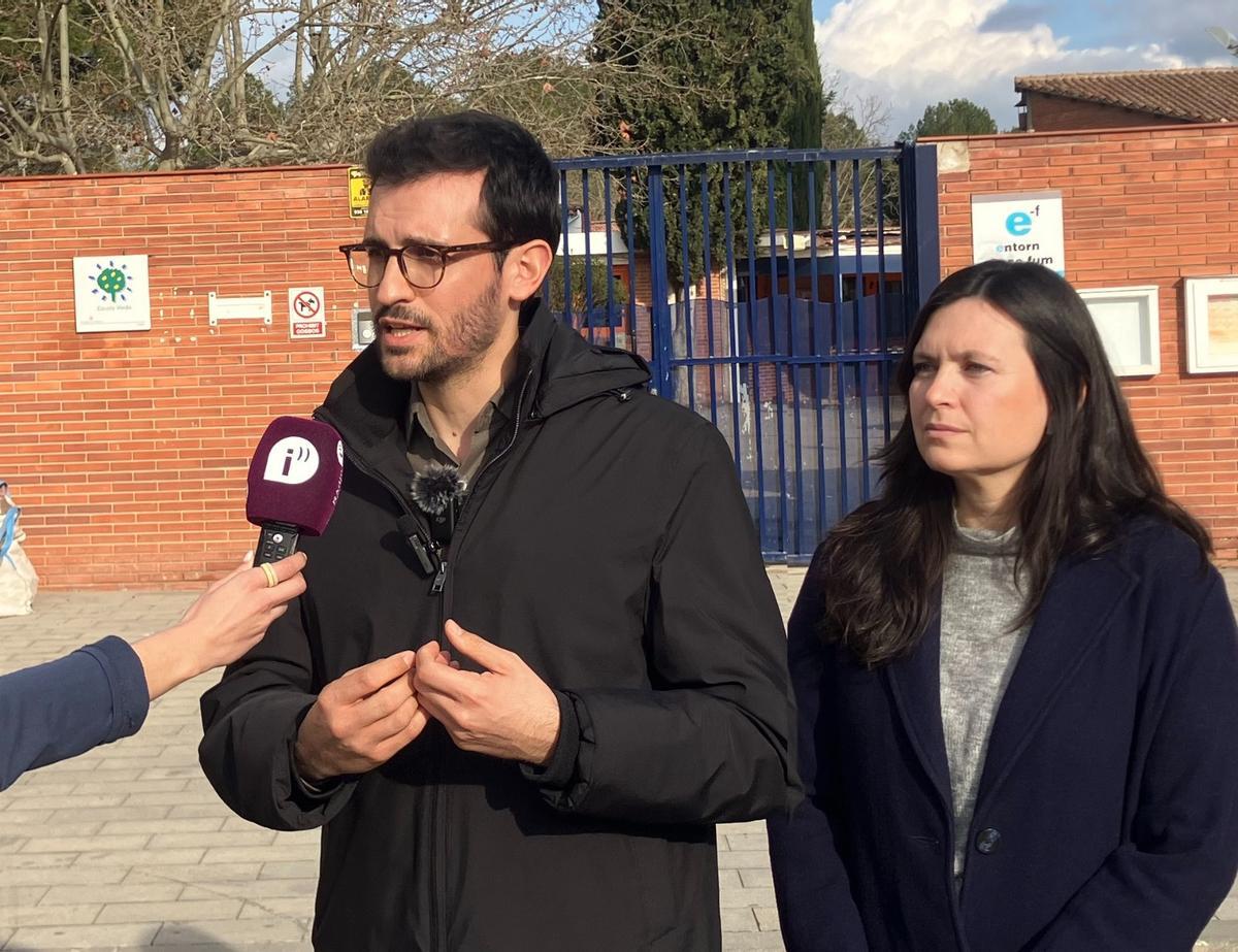 El cap de l’oposició, Jordi Cuadras, davant l’escola Emili Vallès aquest dimarts a la tarda
