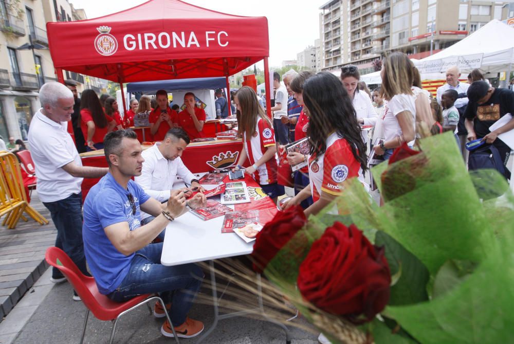 Eloi Amagat i Àlex Granell signen llibres i samarretes per Sant Jordi