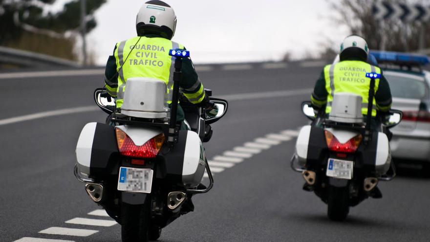 Dos motoristas de la Guardia Civil de Tráfico.