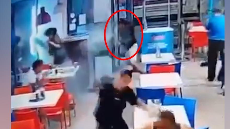 La Policía busca a un chico &quot;latino, de pelo corto y piel morena&quot; que disparó a tres jóvenes en una pizzería de Madrid