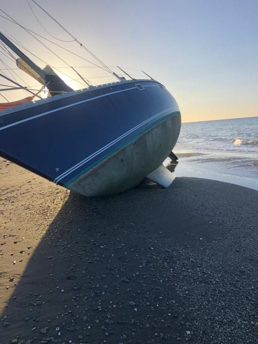 El velero Django quedaba varado en la playa de Benajarafe, el pasado viernes. A la espera de ser remolcado, el barco se ha convertido en una atracción para paseantes y bañistas, que fotografían la peculiar estampa.