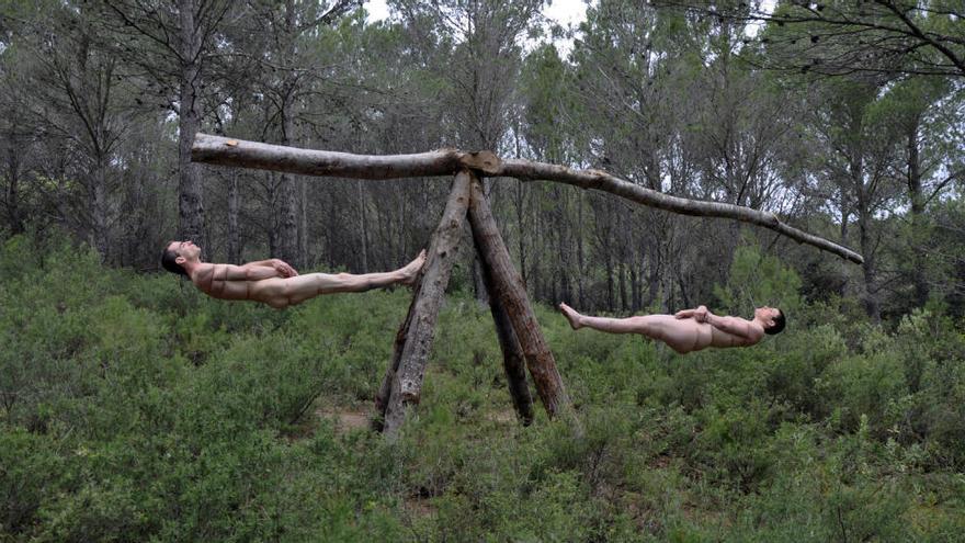 Isil Sol Vil i Marina Barsy Janer, en plena acció al bosc de Ventalló · Enric Pladevall