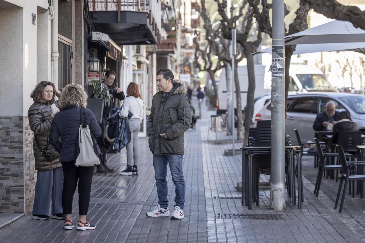 Un grupo de vecinos habla en el centro de Cervelló.