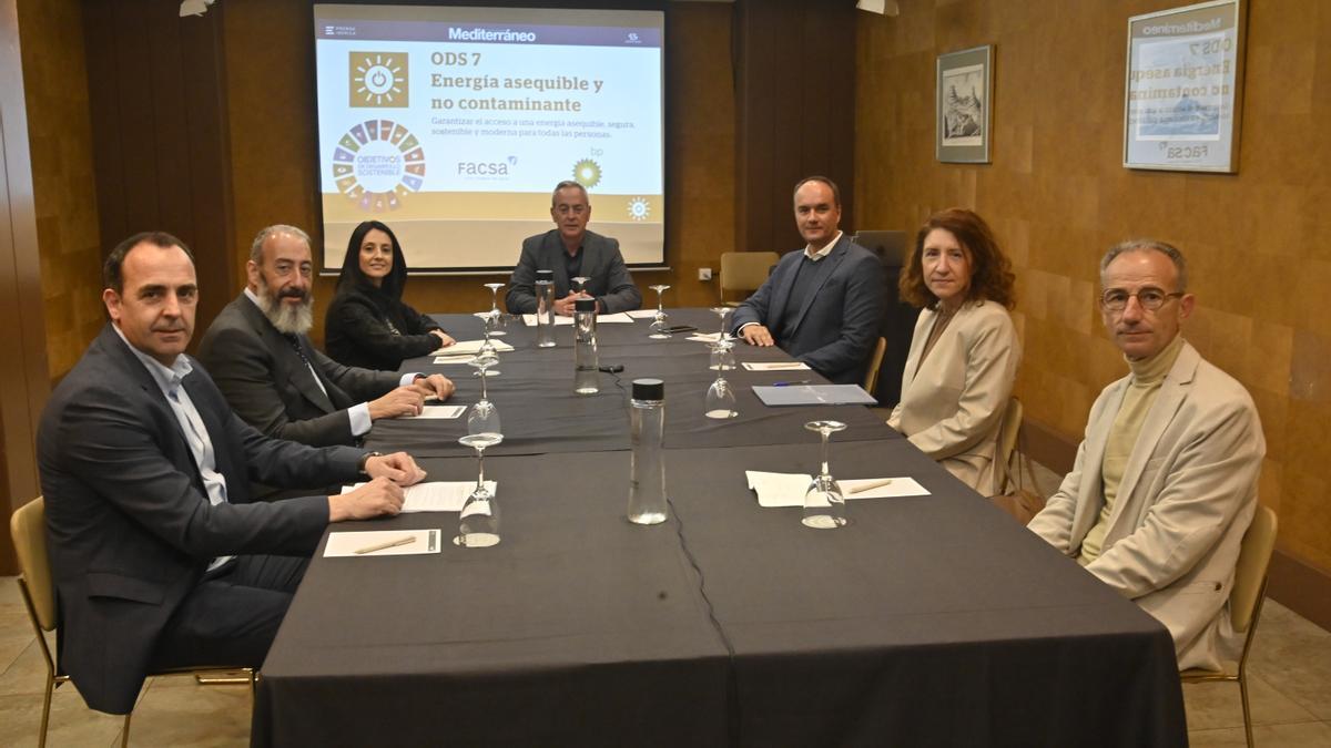 Los participantes en la mesa de debate junto al director del periódico Mediterráneo.