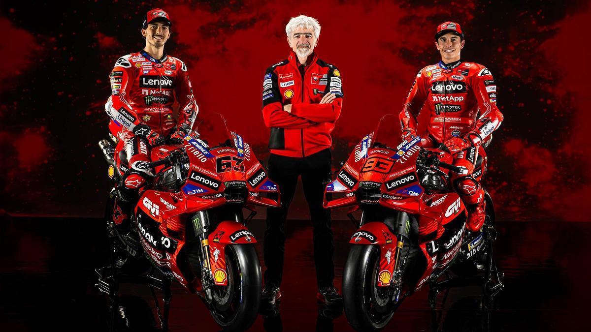 'Pecco' Bagnaia, Gigi Dall'Igna y Marc Márquez, en la presentación de Ducati, en Madonna di Campiglio.