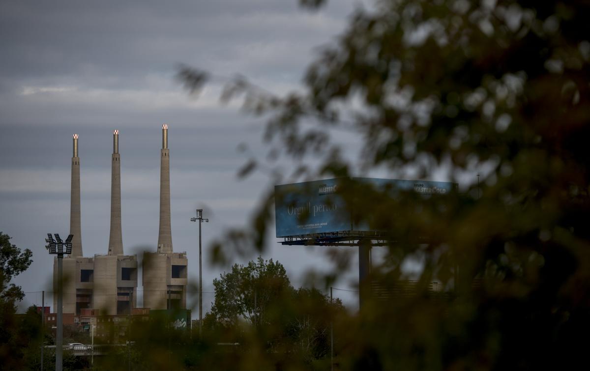 Las icónicas chimeneas de Sant Adrià, en una imagen de agosto del 2021. Las icónicas chimeneas de Sant Adrià, en una imagen de agosto del 2021.
