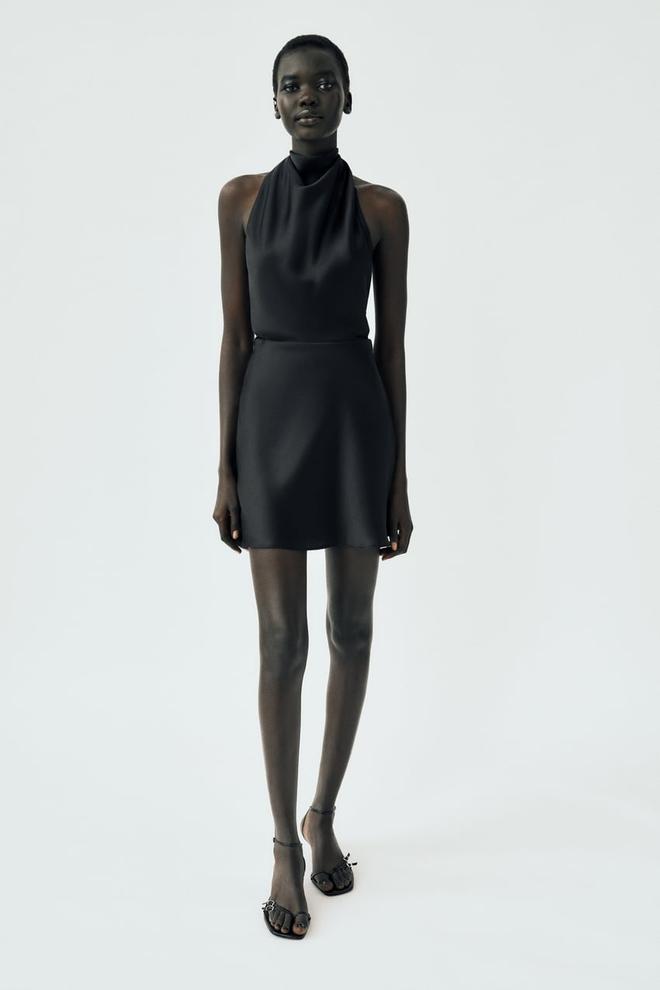 Vestido corto negro satinado de Zara