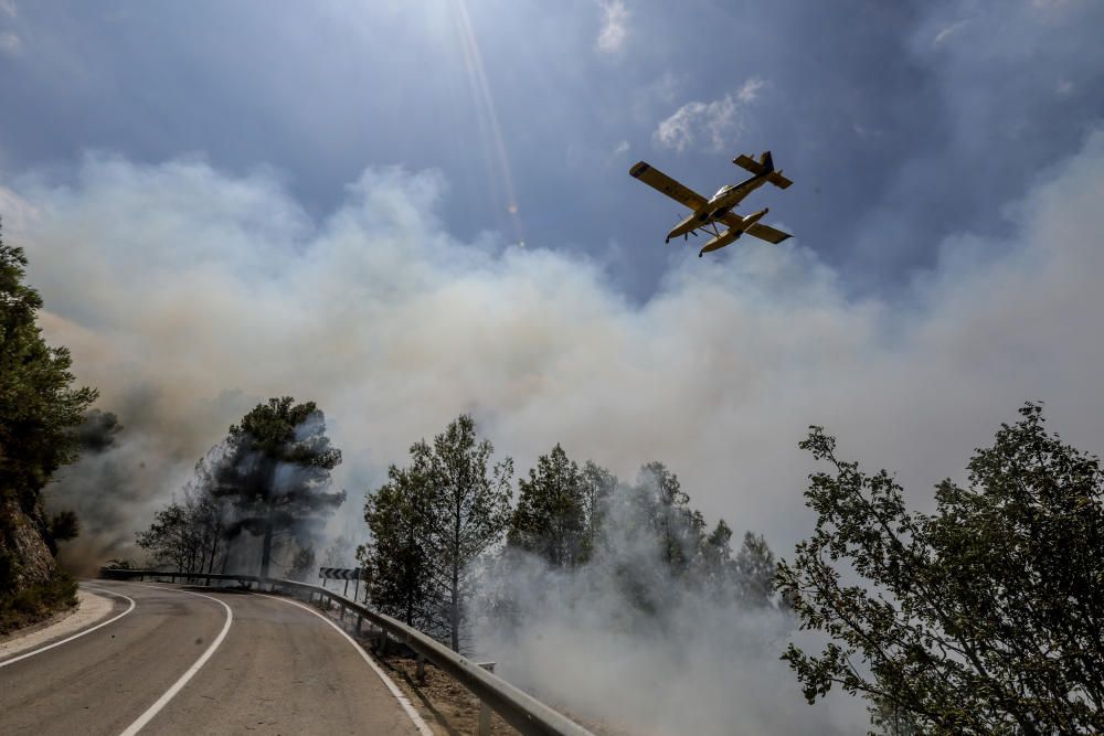 Los bomberos luchan contra el fuego en Guadalest