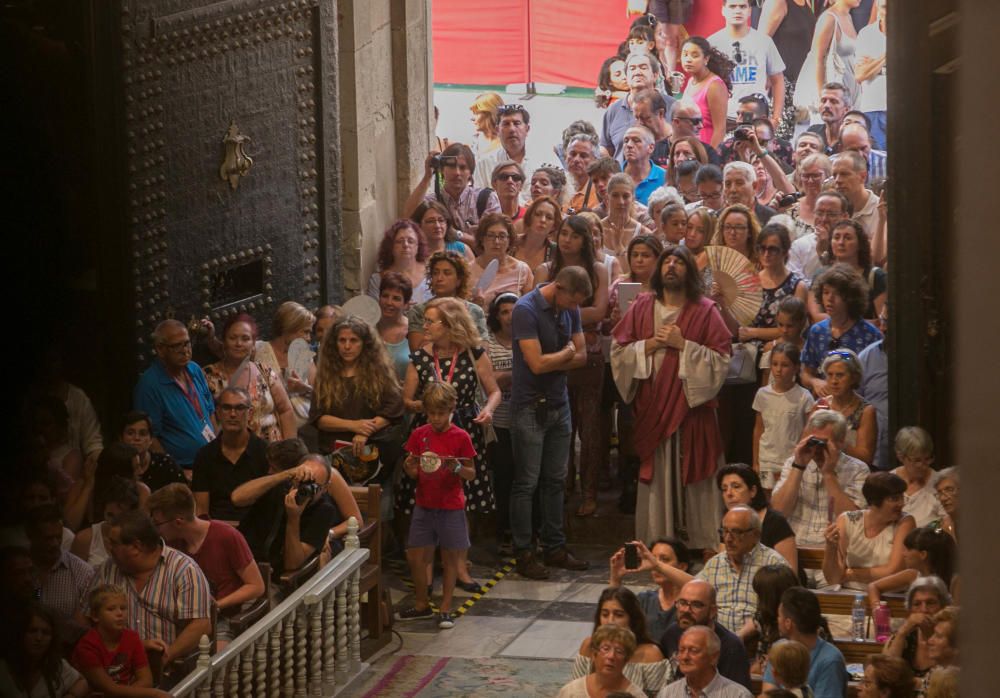 La primera parte de la representación de La Festa abarrota el templo ilicitano