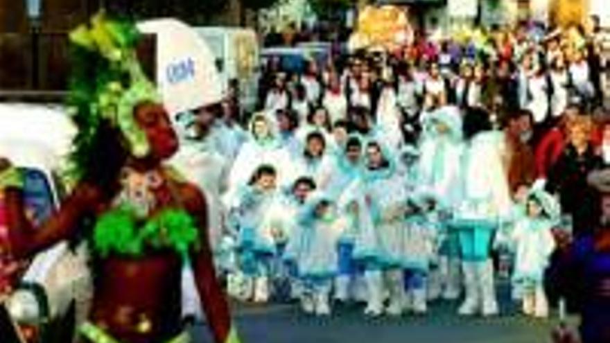 El desfile llena de colorido las calles más céntricas de Jaraíz