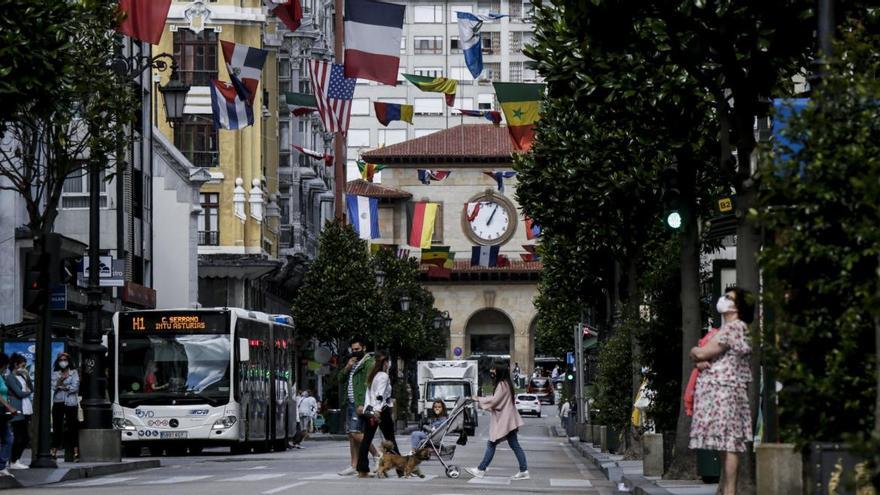 Las banderas del Día de América en Asturias, ayer, en la calle Uría.