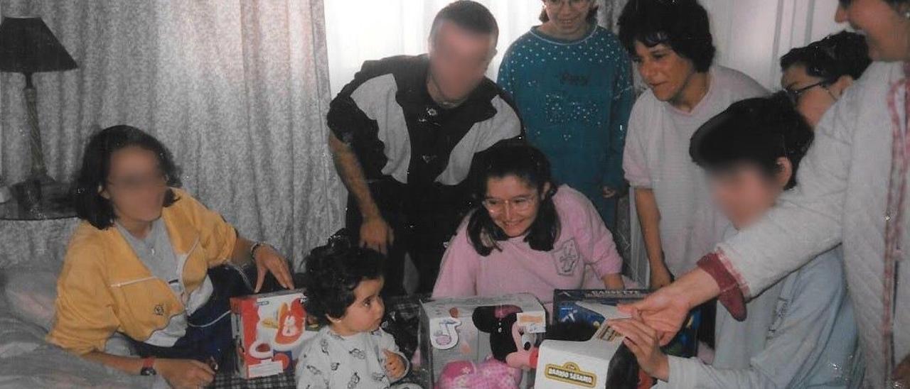 María José en su primer cumpleaños, rodeada de sus ‘tíos’ (se ocultan los rostros de los que ya no están)