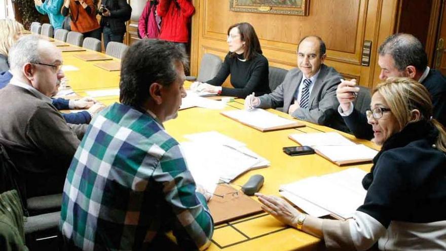Martín Pozo preside la mesa de diálogo social celebrada ayer en la Diputación.
