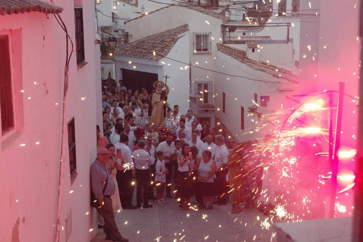 Las calles de Olías vivieron la procesión de San Vicente Ferrer, una cita en la que sus vecinos rindieron culto a su patrón por las estrechas calles del núcleo. Las calles de Olías vivieron la procesión de San Vicente Ferrer, una cita en la que sus vecinos rindieron culto a su patrón por las estrechas calles del núcleo.