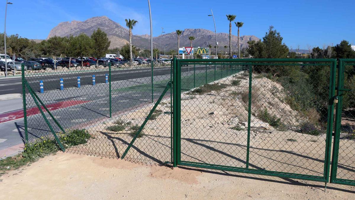 El vallado que se ha instalado en el barranco de la avenida Beniardà de Benidorm.