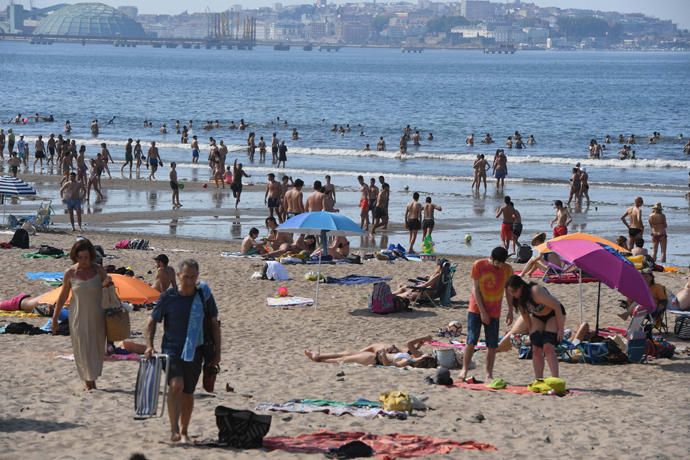 Playas abarrotadas y atascos en Oleiros