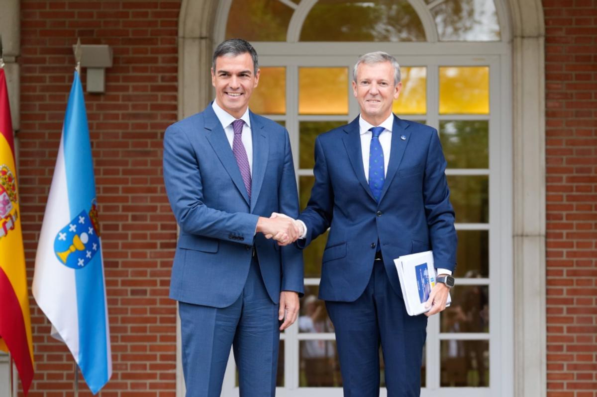 El presidente de la Xunta de Galicia, Alfonso Rueda, con Pedro Sánchez en La Moncloa.