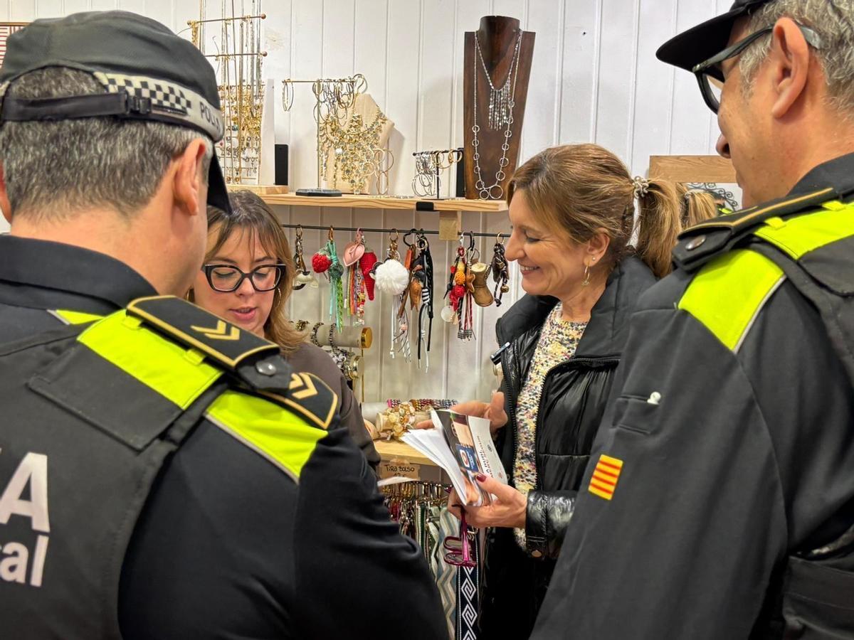La alcaldesa y la Policía Local de Rubí visitan comercios que estrenan el botón de emergencia.