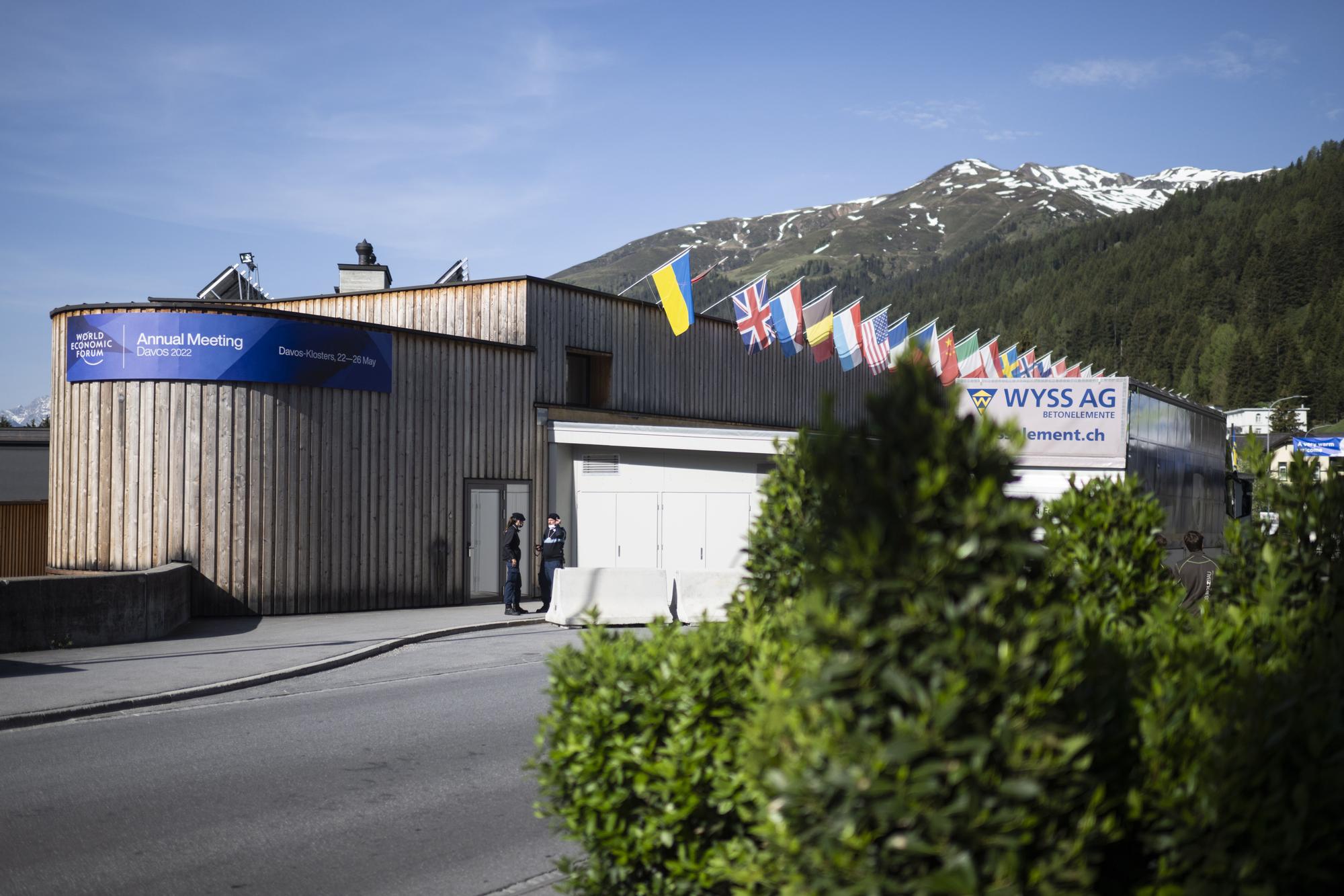 Davos (Switzerland), 20/05/2022.- The congress center building prior to the annual meeting of the World Economic Forum (WEF), in Davos, Switzerland, 20 May 2022. The forum begins 22 May, after being postponed due to the COVID-19 outbreak and rescheduled to early summer. (Suiza) EFE/EPA/GIAN EHRENZELLER  DAVOS [Municipio]