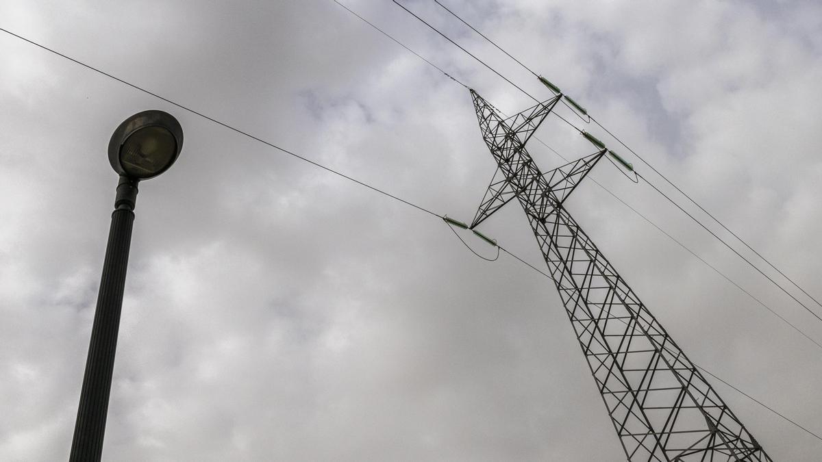 Una torre de tendido eléctrico.