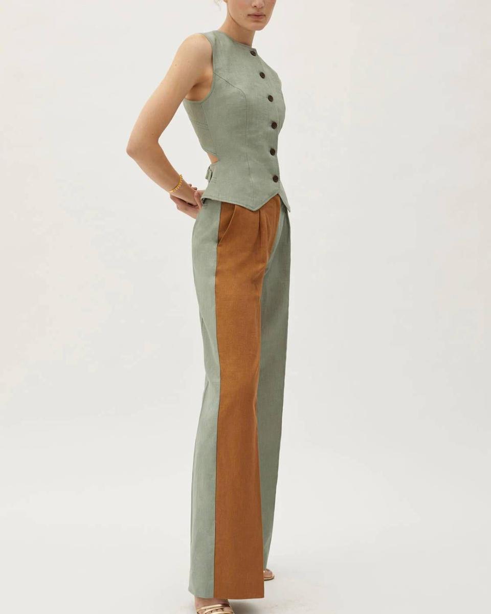 Conjunto de lino con chaleco en color verde menta y pantalón bicolor, de The IQ Collection