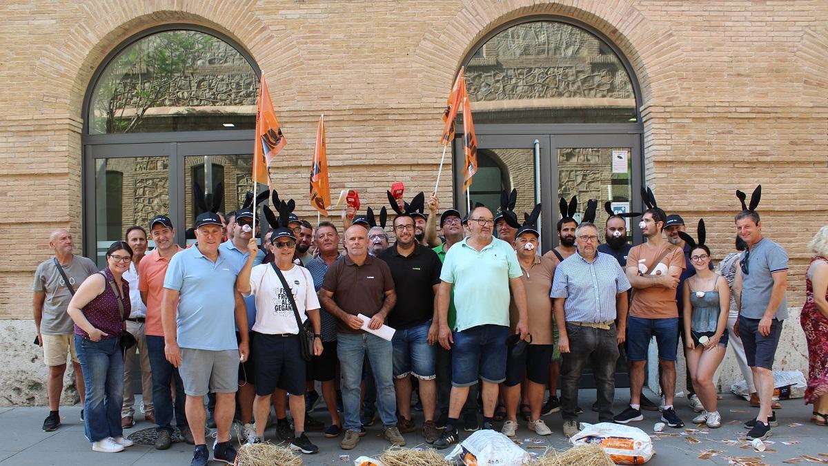 Concentración de delegados de la Unió ante la sede de la conselleria.