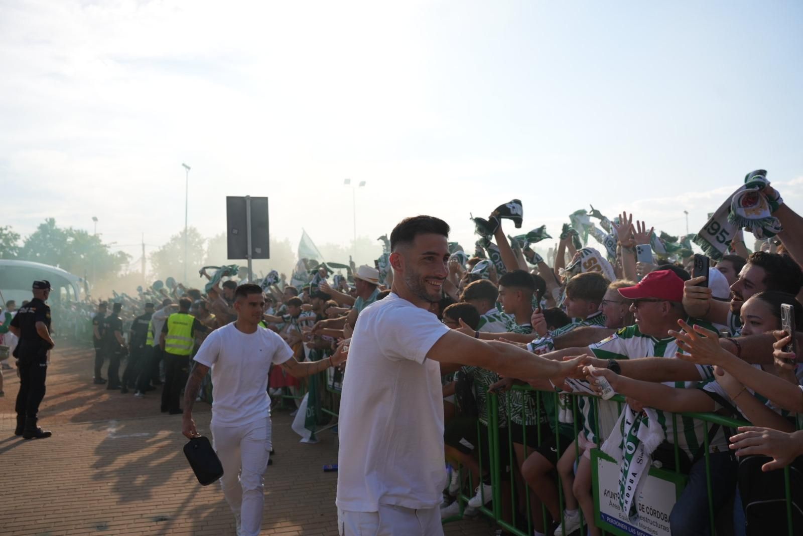 Así recibió la afición del Córdoba CF al autobús del equipo en El Arenal
