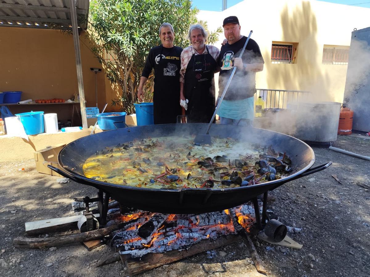 Los cocineros de la paella popular de Can Bonet.