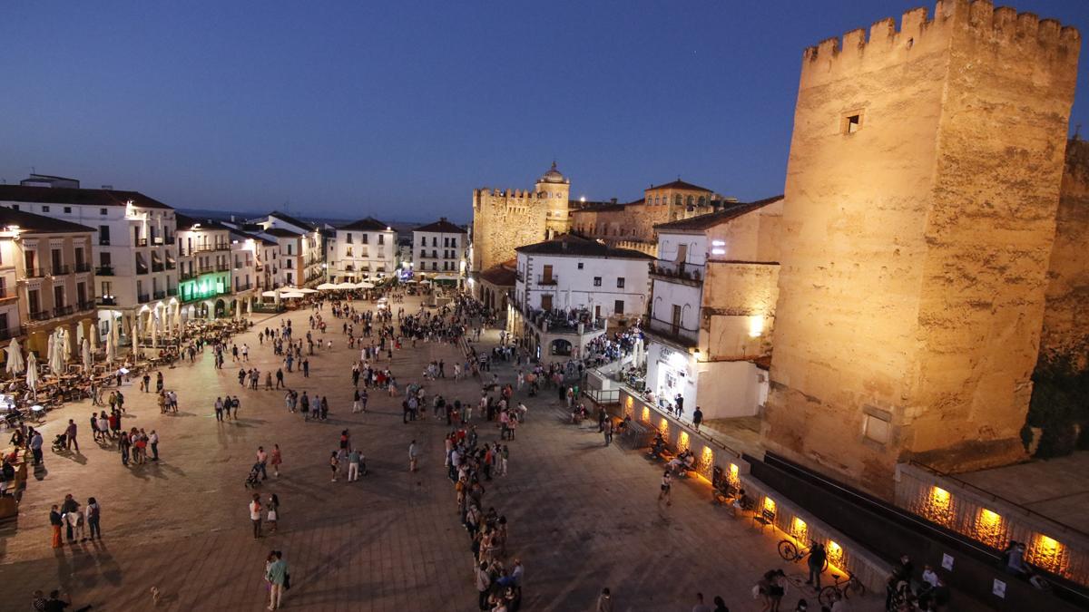 Imagen reciente de la plaza Mayor y el casco histórico de Cáceres iluminado.