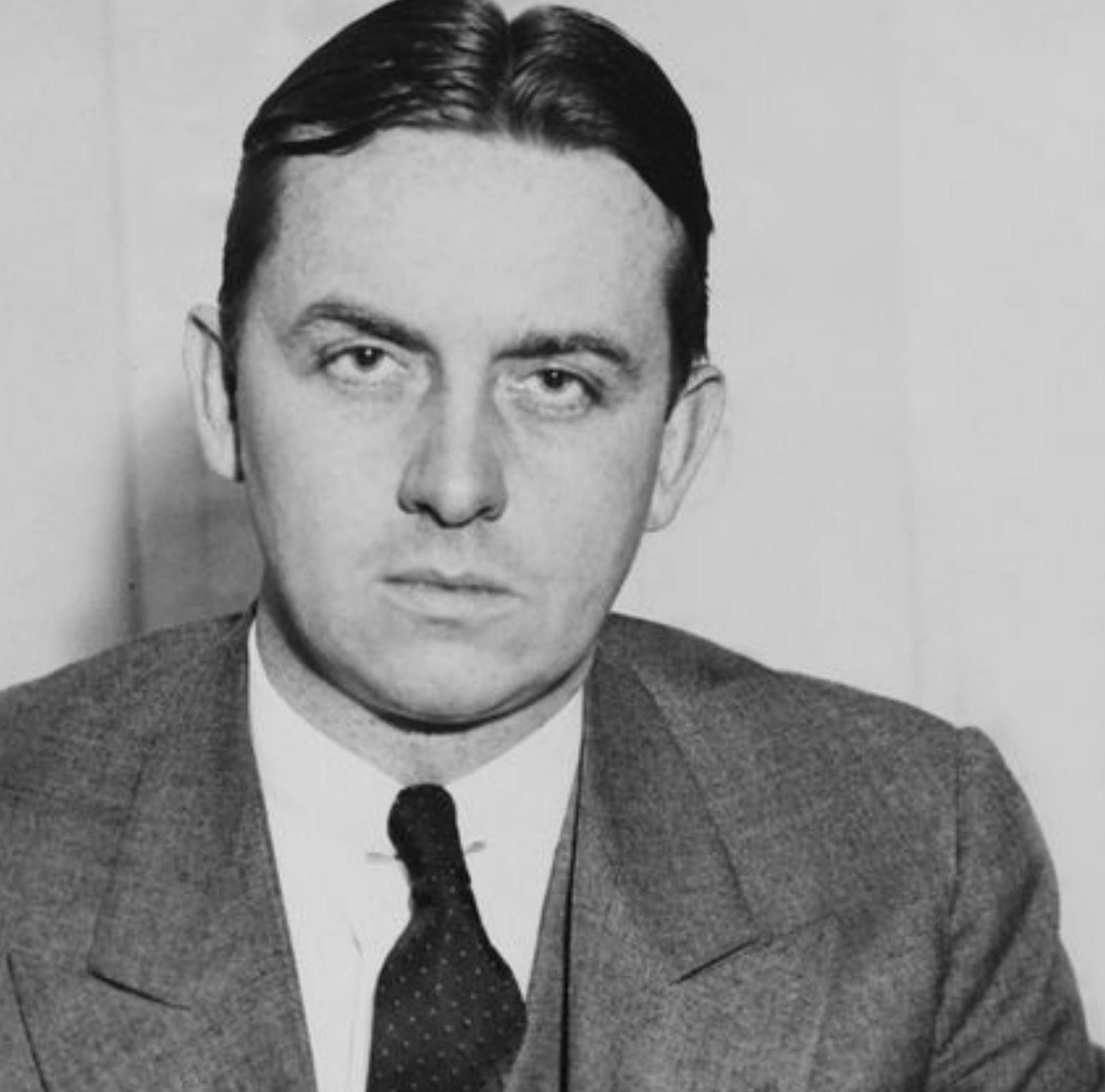 Na fotografía pequena: Eliot Ness (1903-1957).