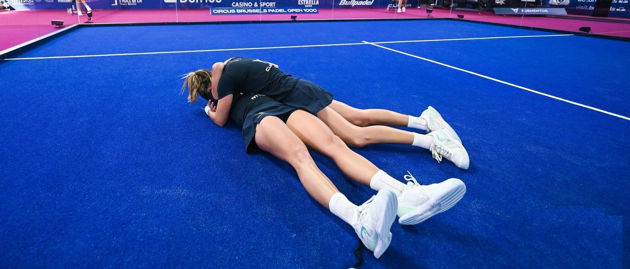 Paula Josemaría y Ari Sánchez celebran la victoria en el Bruselas Open.
