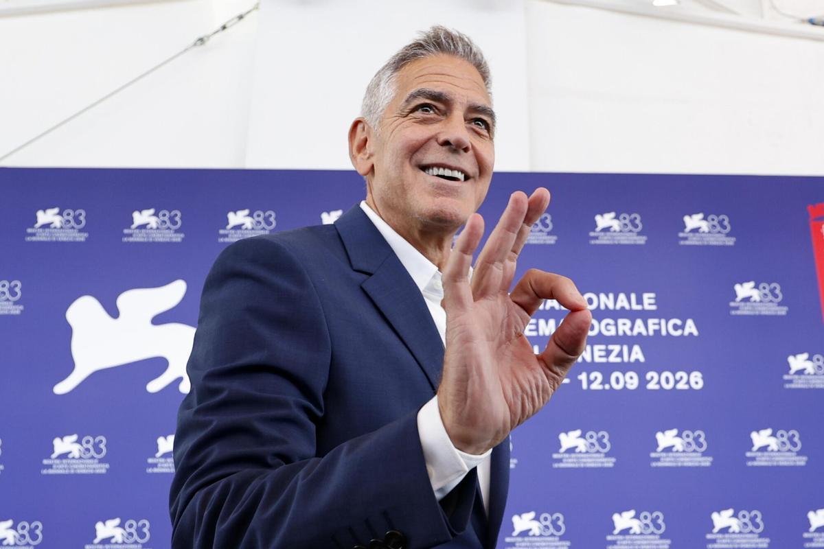 El actor estadounidense George Clooney posa durante una sesión fotográfica previa a la ceremonia de inauguración del Festival Internacional de Cine de Venecia, en Venecia.