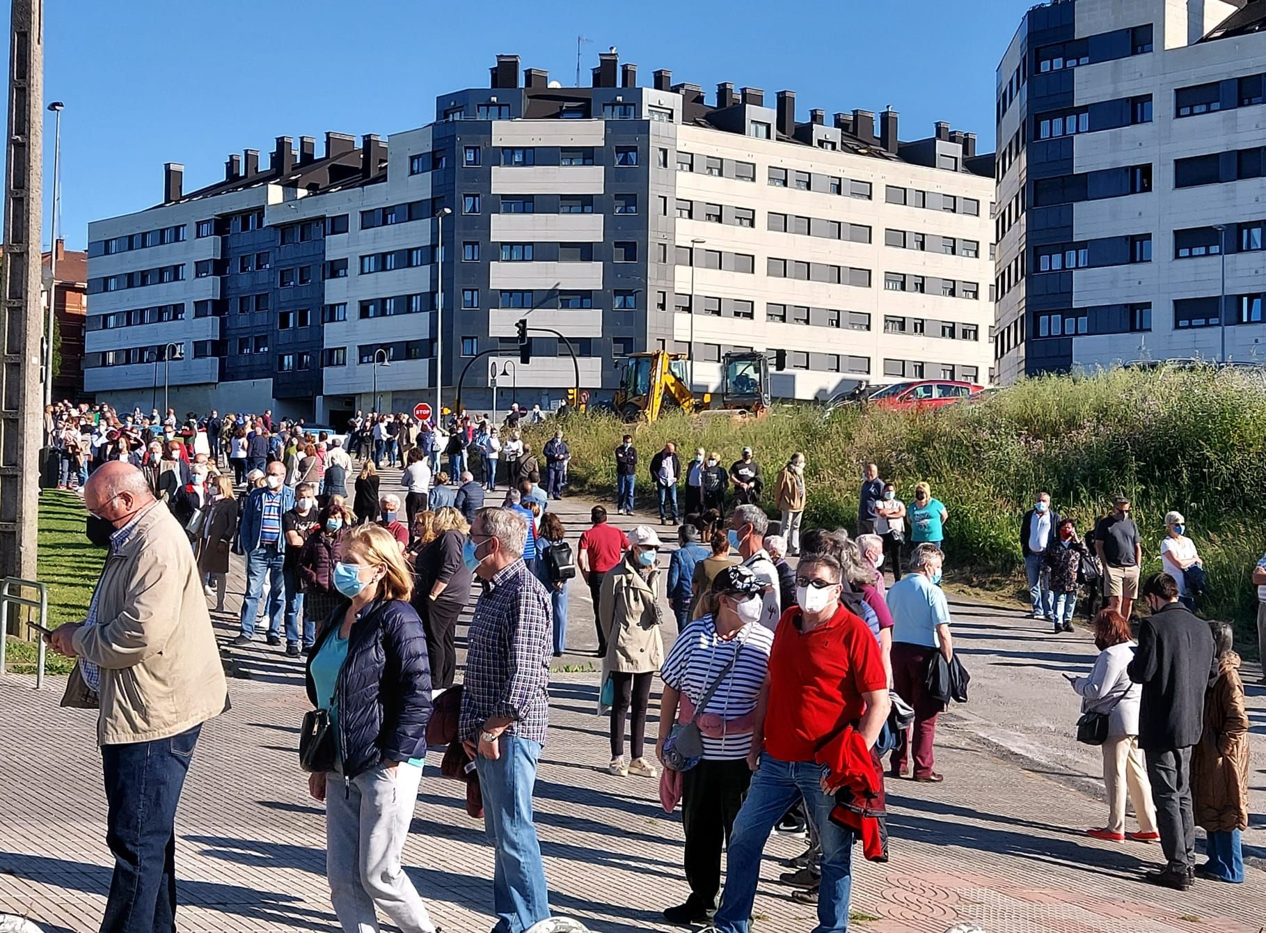 Las increíbles colas en Gijón, en el nuevo punto de vacunación de Perchera-La Braña